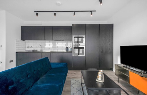 East Acton House | Stunning 1 bedroom Pet Friendly Apartment in Icon Tower near Ealing