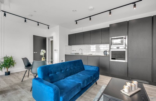 East Acton House | Stunning 1 bedroom Pet Friendly Apartment in Icon Tower near Ealing