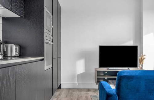 East Acton House | Stunning 1 bedroom Pet Friendly Apartment in Icon Tower near Ealing
