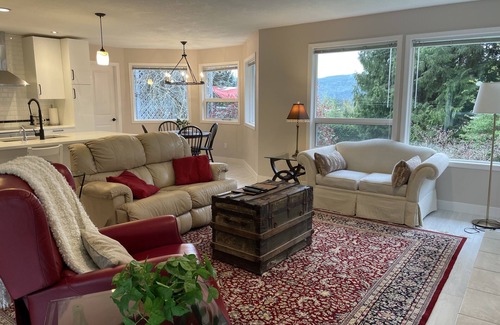 Cobble Hill House | Stunning 11 acre estate - Luxury View Home - Pet Friendly * Swim Spa *