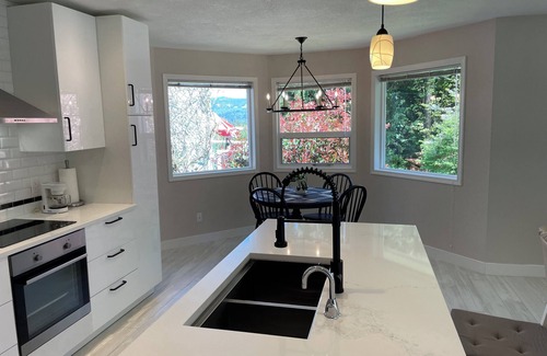 Cobble Hill House | Stunning 11 acre estate - Luxury View Home - Pet Friendly * Swim Spa *