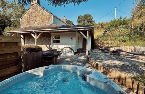 Llangefni House | Stunning 17th Century Stone House Retreat