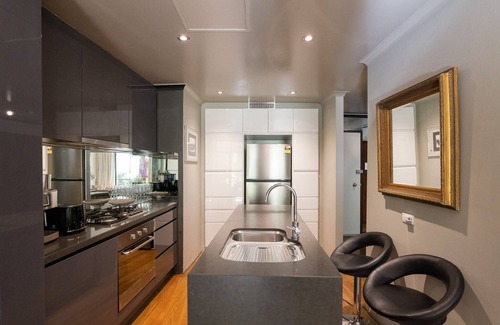 Surry Hills Apartment | Stunning 1Bed Surry Hills Balcony Apt w Parking