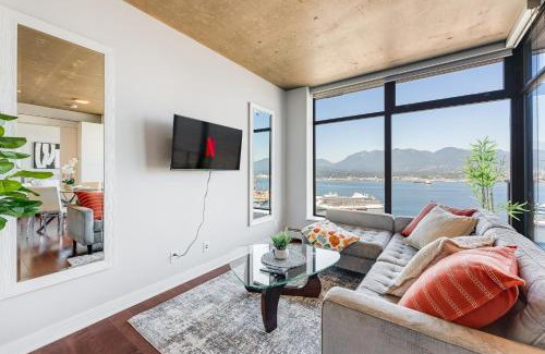 Gastown Apartment | Stunning 2 Bdr Apartment with Million-Dollar Ocean and Mountain Views