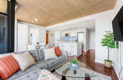 Gastown Apartment | Stunning 2 Bdr Apartment with Million-Dollar Ocean and Mountain Views