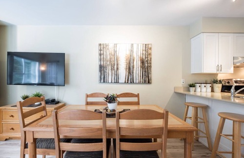 Blackcomb Condo | Stunning 2 BDR | Steps to Blackcomb | Free Parking | Shared hot tub