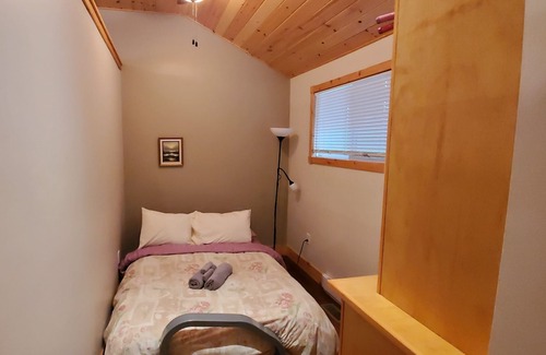 Port McNicoll House | Stunning 2 Bdrm Waterfront Cottage with Amazing Sunsets!