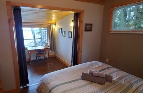 Port McNicoll House | Stunning 2 Bdrm Waterfront Cottage with Amazing Sunsets!