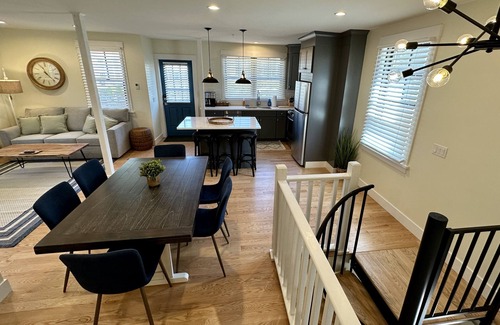 Yachting Village Hotel | Stunning 2 Bed/1.5 Bath/Pullout sofa/Dog Friendly/Private Deck/Renovated Apartment Downtown