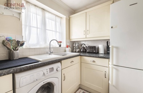 West Thurrock Apartment | Stunning 2-Bed Apartment in Grays
