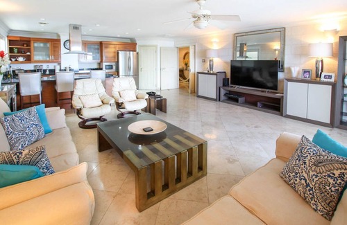 Old Trees Bay Apartment | Stunning 2-bed Beachfront Condo on Payne's Bay