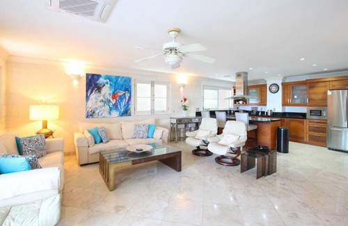 Old Trees Bay Apartment | Stunning 2-bed Beachfront Condo on Payne's Bay