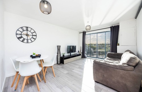 East Ham South Apartment | Stunning 2 Bed Flat With City Viewsn