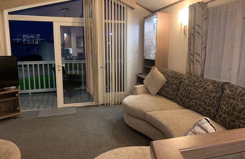 St George Cabin | Stunning 2 bed Lodge in towyn free Wi-Fi, parking
