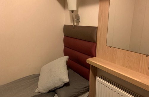 St George Cabin | Stunning 2 bed Lodge in towyn free Wi-Fi, parking