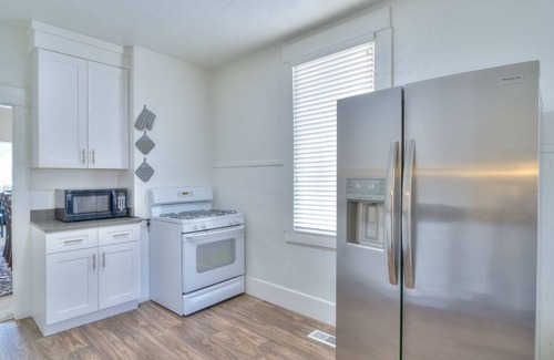 Sugar House House | Stunning 2-bedroom Sanctuary in Salt Lake City with AC, WiFi