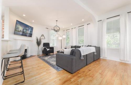 Springfield Apartment | Stunning 2 Bedroom Apt in Historic Springfield