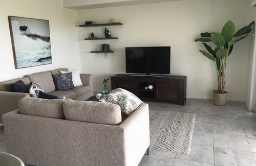 Bushland Beach Apartment | Stunning 2 bedroom apartment with ocean views