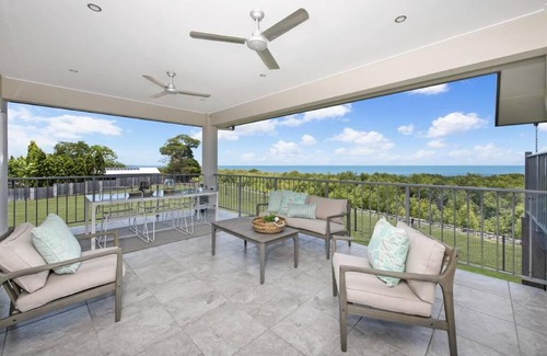 Bushland Beach Apartment | Stunning 2 bedroom apartment with ocean views