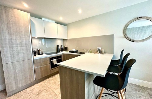 Poole Apartment | Stunning 2 bedroom Apartment inc. Free Parking