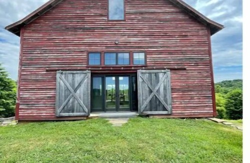 Oakpark House | Stunning 2-bedroom Bank Barn with Indoor Fireplace