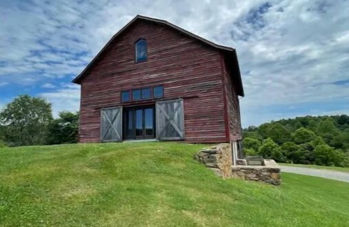 Oakpark House | Stunning 2-bedroom Bank Barn with Indoor Fireplace