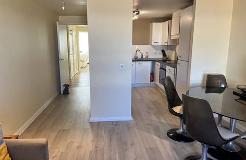 Sands End Apartment | Stunning 2 bedroom Fulham/Chelsea Border Flat WiFi by river!