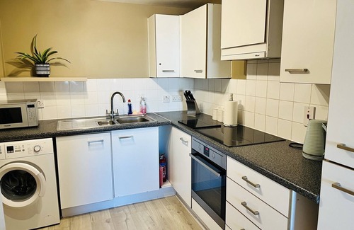 Sands End Apartment | Stunning 2 bedroom Fulham/Chelsea Border Flat WiFi by river!