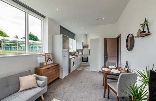 Lychpit Apartment | Stunning 2 Bedroom 2 Bathroom Apartment in Chineham, Basingstoke