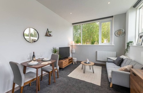 Lychpit Apartment | Stunning 2 Bedroom 2 Bathroom Apartment in Chineham, Basingstoke