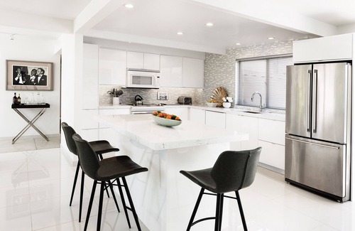 Racquet Club Estates Condo | Stunning 2 BR + Den Condo in Racquet Club Estates Area - Monthly Rental