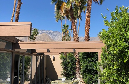 Racquet Club Estates Condo | Stunning 2 BR + Den Condo in Racquet Club Estates Area - Monthly Rental