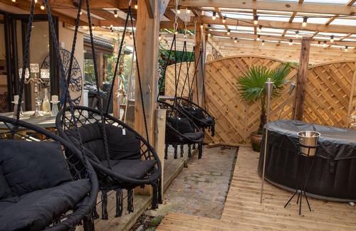 Barlby House | Stunning 2 buildings across from each other sleeps 16 people