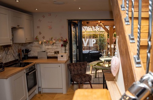 Barlby House | Stunning 2 buildings across from each other sleeps 16 people