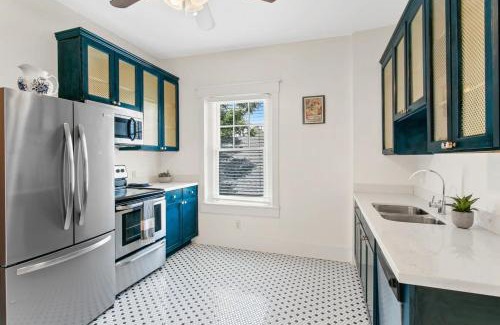 Lower Garden District Apartment | Stunning 2BD luxury apt perfect NOLA location