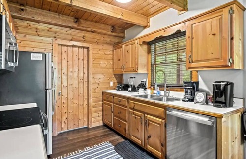 Gatlinburg - Pigeon Forge Cabin | Stunning 2BD Retreat! Hot Tub+Pond +Fire Pit+More!