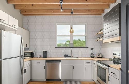 Downtown Apartment | Stunning 2BD Unit Perfect for Weekend Stays!
