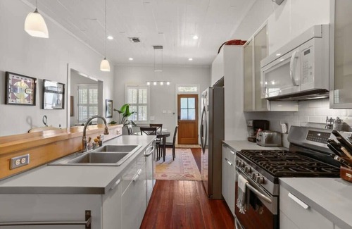 Faubourg Delachaise House | Stunning 2BD | Uptown-Music Vibes | Gated Parking