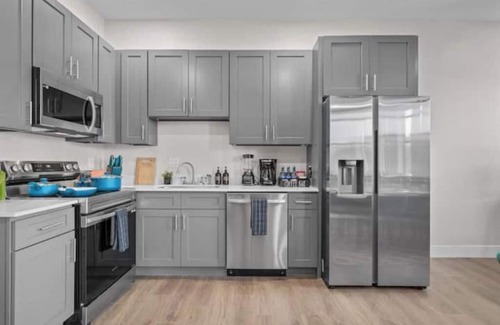 Cleveland Apartment | Stunning 2BR-1BR Apt+ mins to Zoo & D/T+HD Projector