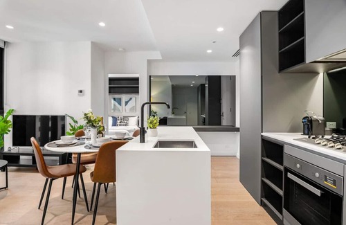 North Melbourne Apartment | Stunning 2BR Apartment in Melb CBD w/Pool and Gym
