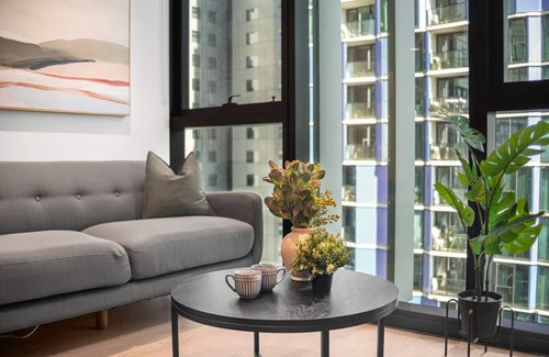 North Melbourne Apartment | Stunning 2BR Apartment in Melb CBD w/Pool and Gym