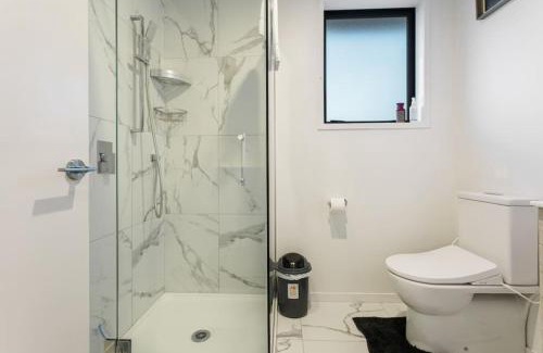 Kelston House | Stunning 2BR in Kelston - WIFI - Carpark