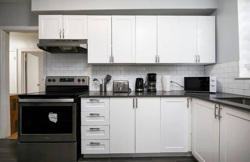 Cote-Des-Neiges—Notre-Dame-De-Grace Apartment | Stunning 2BR on Walkley