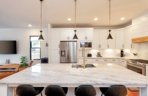 Chestnut Hill House | Stunning 3 BDR Nashville home – Fully Updated, 2 Miles from Downtown!