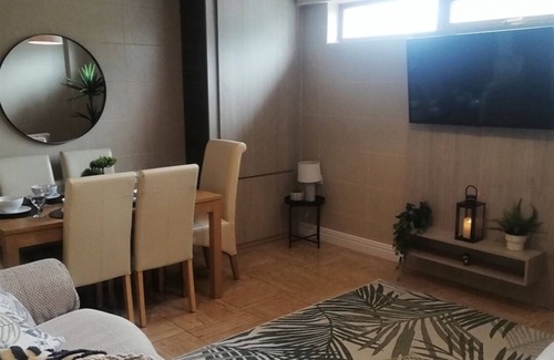 Huyton Apartment | Stunning 3 Bed, 2 Bath Apartment, Sleeps 8 in Liverpool