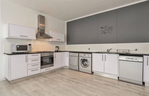 Century City Apartment | Stunning 3 bed 3 bath swimming pool and gym, 200sqm apartment