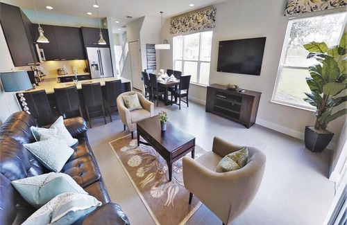 Four Corners House | Stunning 3 bed/3 bath end-of-row townhome, dip pool, balcony, Disney 9 miles!