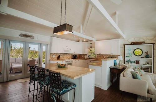 Hope Town House | Stunning 3+ Bed/4-Bath House with Private Dock, Pool & Direct Beachfront Access!