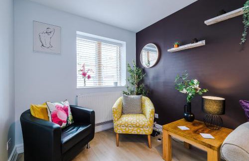 Crewe House | Stunning 3- Bed Home in Crewe by 53 Degrees Property, Ideal for Contractors, Business Stays & Long-Term, FREE Parking!
