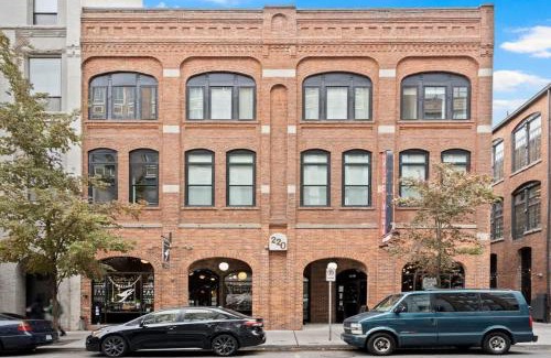 Riverside Apartment | Stunning 3-Bed Retreat in the Heart of Downtown